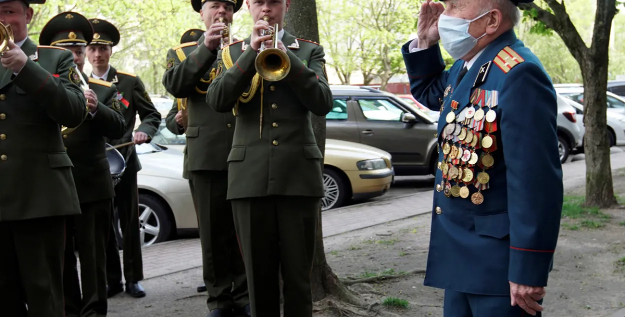 Поздравление ветерана в Беларуси в мае 2020-го / Reuters​