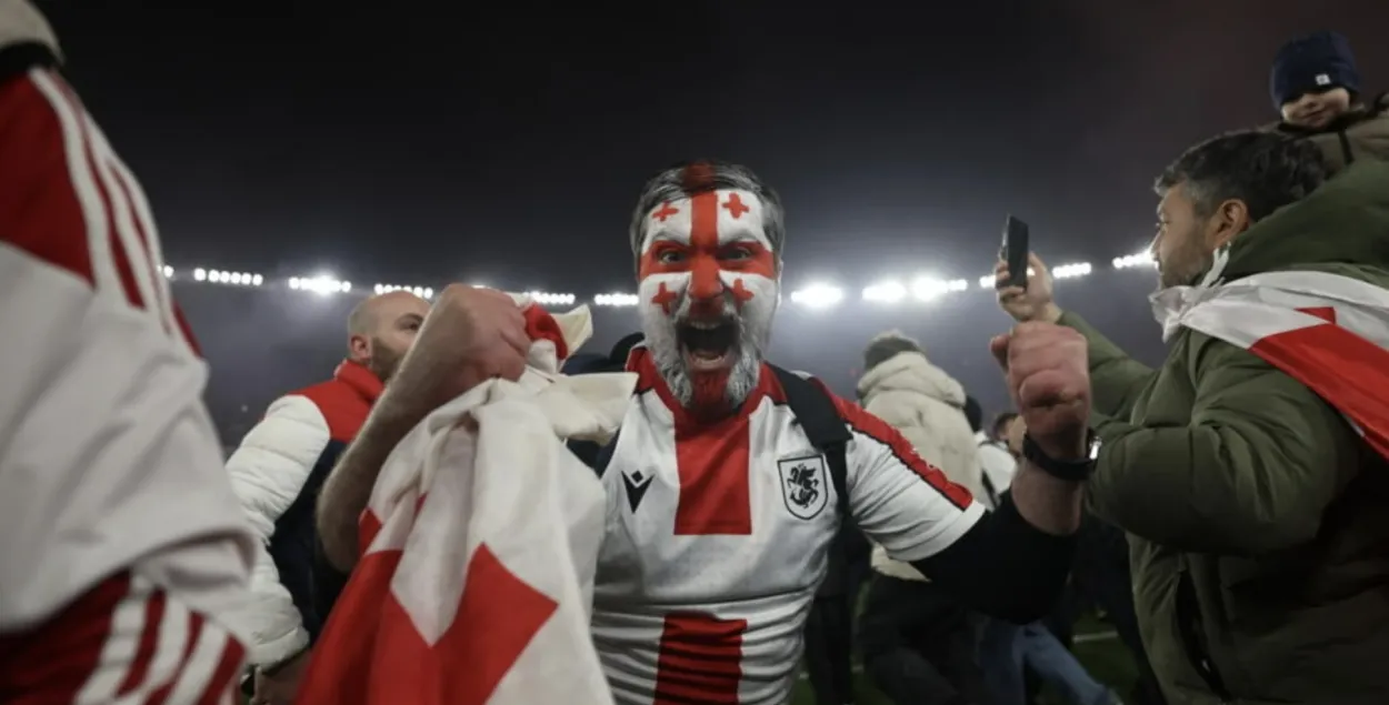 Фанаты Грузии ворвались на поле, чтобы отпраздновать победу
