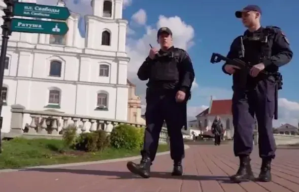 Милиция с автоматами около Кафедральнго собора в Минске в Вербное Воскресенье
