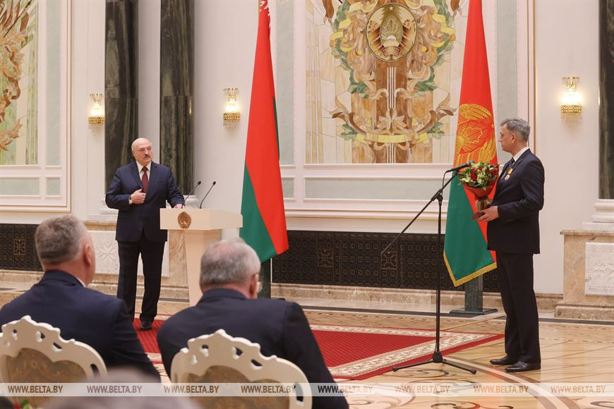 Лукашэнка ўзнагародзіў групу афіцэраў КДБ