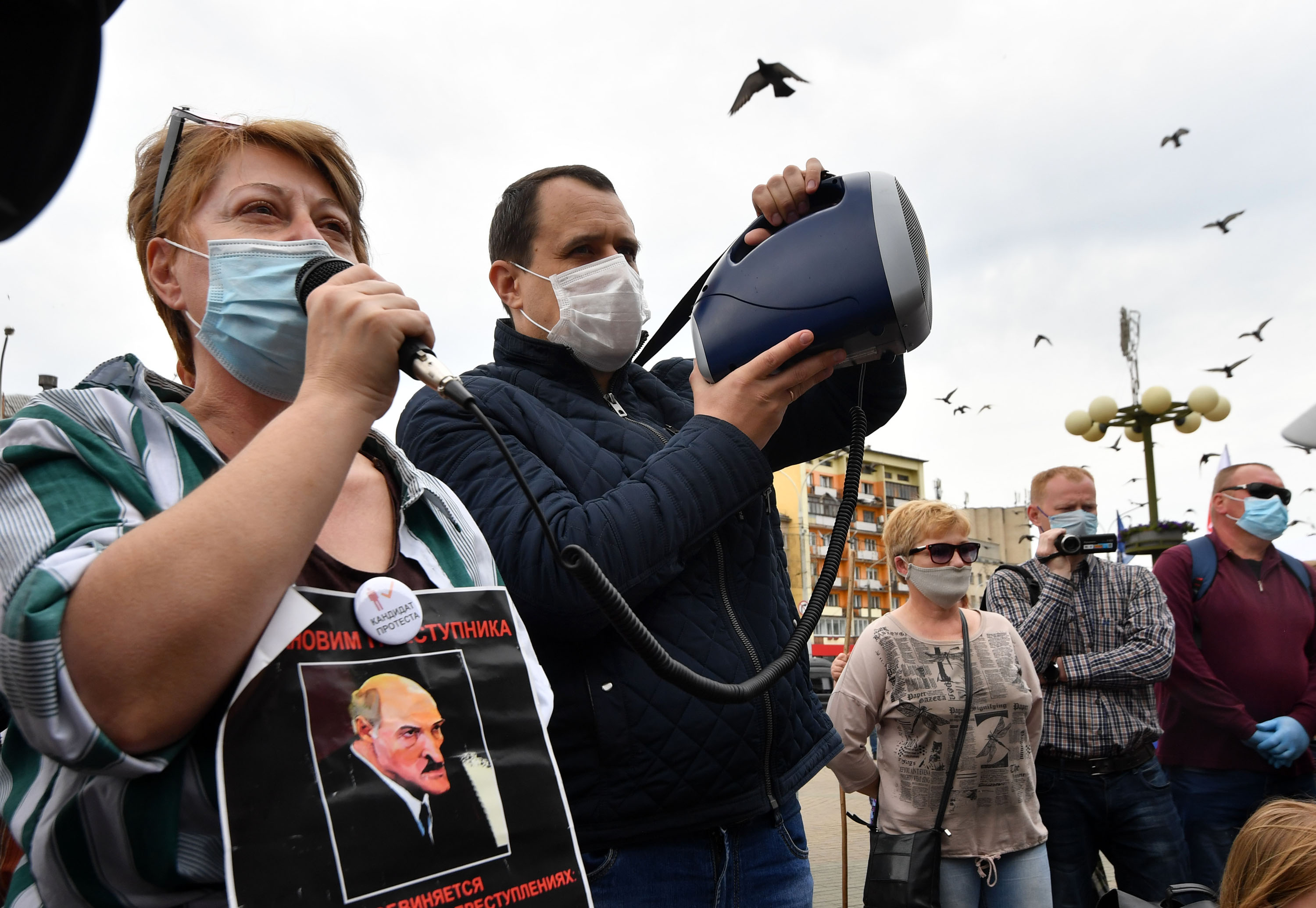 “Свободу Тихановскому!”: сбор подписей за выдвиженцев в президенты на Комаровке 