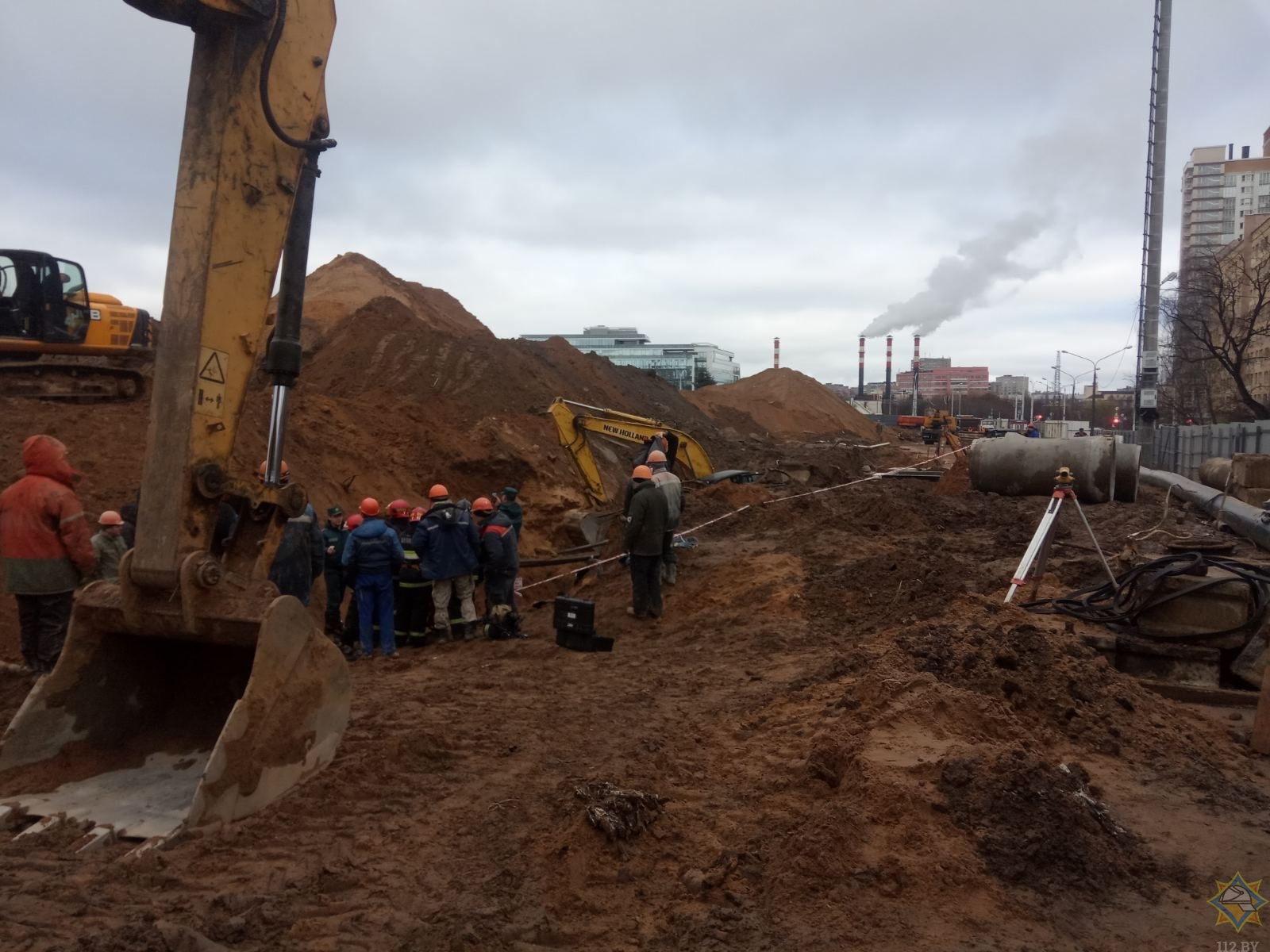   ЧП в Минске: рабочих засыпало песком на стройке