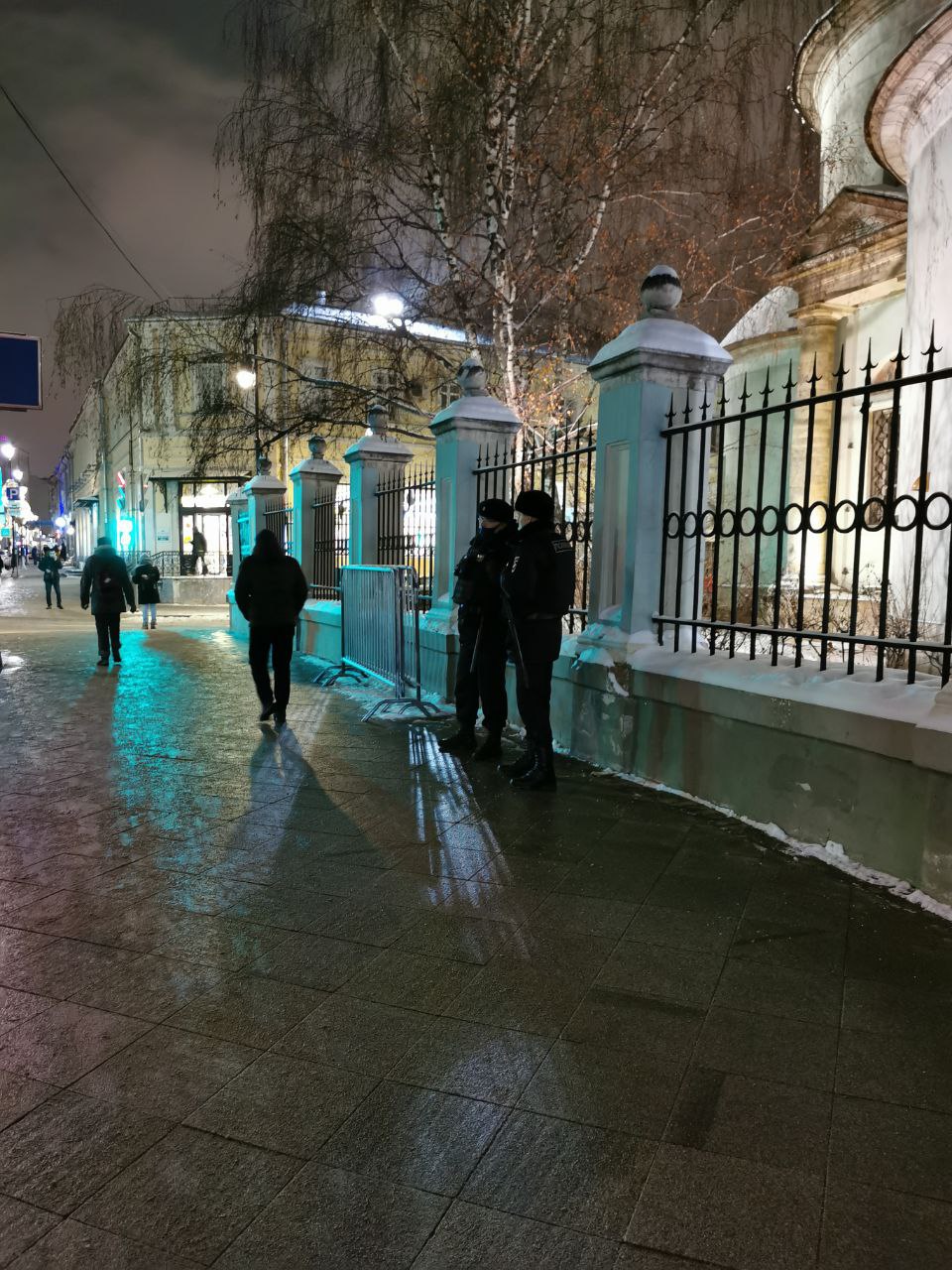 Пугают задержаниями: белорусам не дают собираться возле посольства РБ в Москве