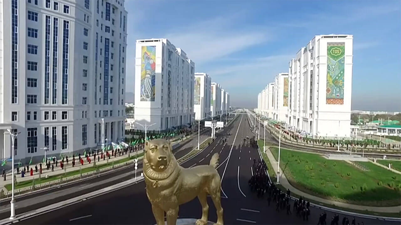 Прэзідэнт Туркменістана адкрыў помнік з 6-метровым залатым сабакам