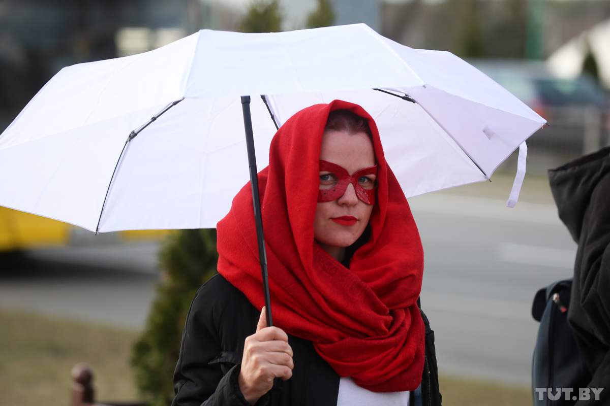 Аня, чью семью задержали за зонт: власть создаёт иллюзию контроля над ситуацией