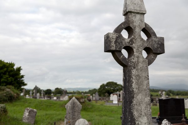 "Похоже на кельтский могильный крест": в Полоцке нашли каменный крест с рунами