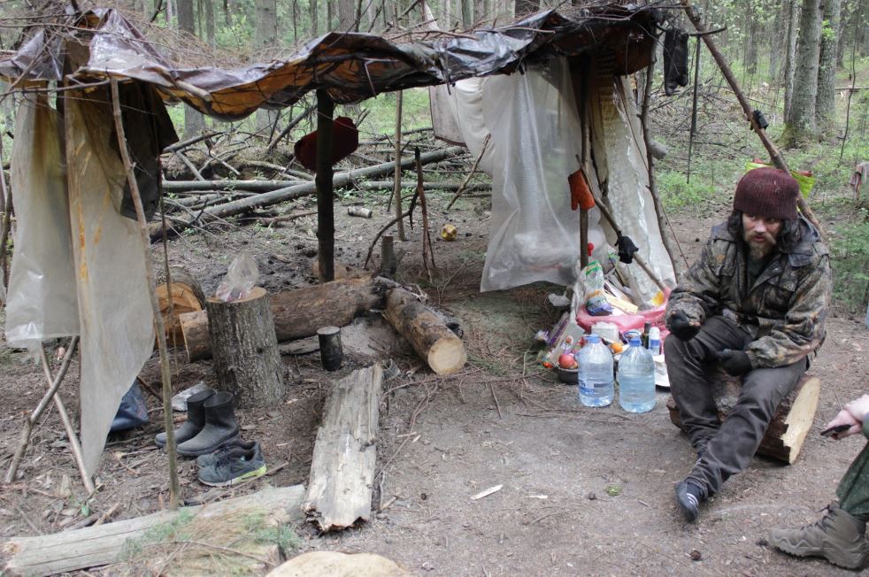 Книги, яблоки и йога: парень пять лет живёт отшельником в лесу под Минском