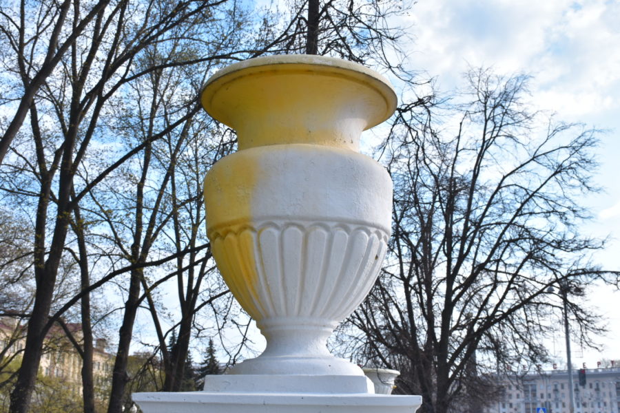 Скандальные жёлтые вазы на проспекте в Минске вновь перекрасили