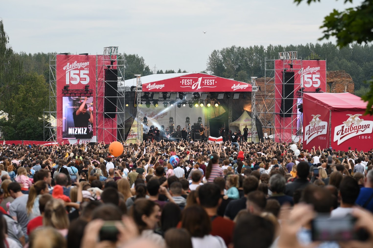 “Смотрим на ситуацию”: летние фестивали теряют хедлайнеров, но не сдаются
