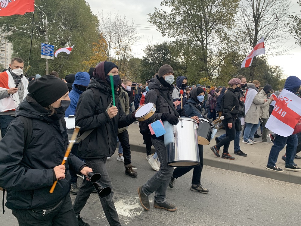Партизанский марш в фотографиях: плакаты, флаги и волна людей