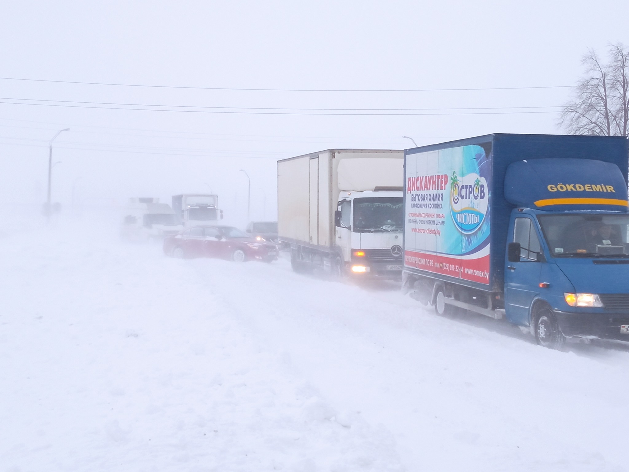 На трассе Минск — Могилёв маршрутку выкапывали из сугроба с помощью трактора
