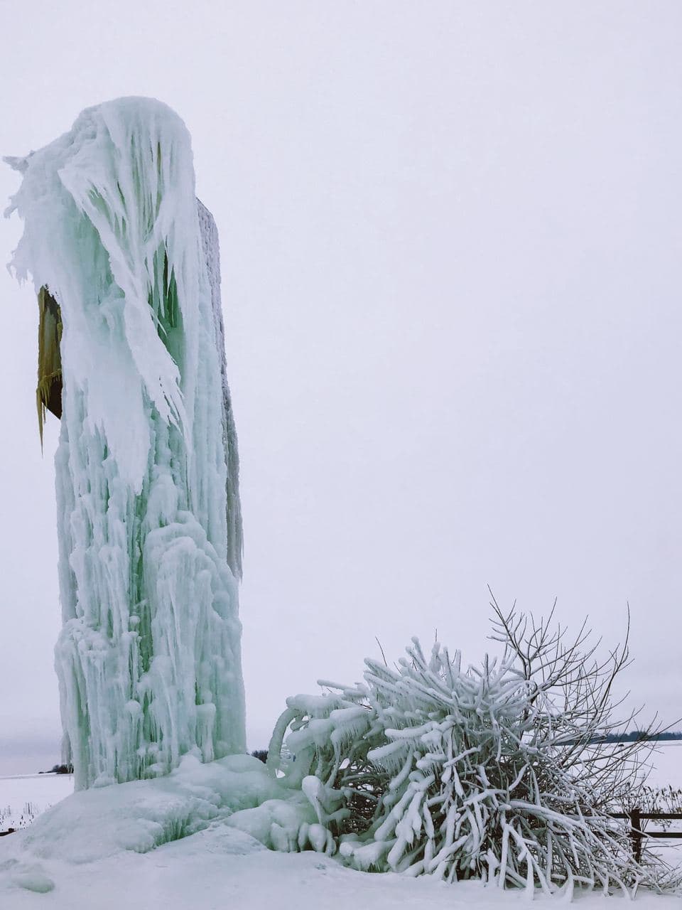 Фото дня: водонапорная башня стала ледяным арт-объектом на Воложинщине
