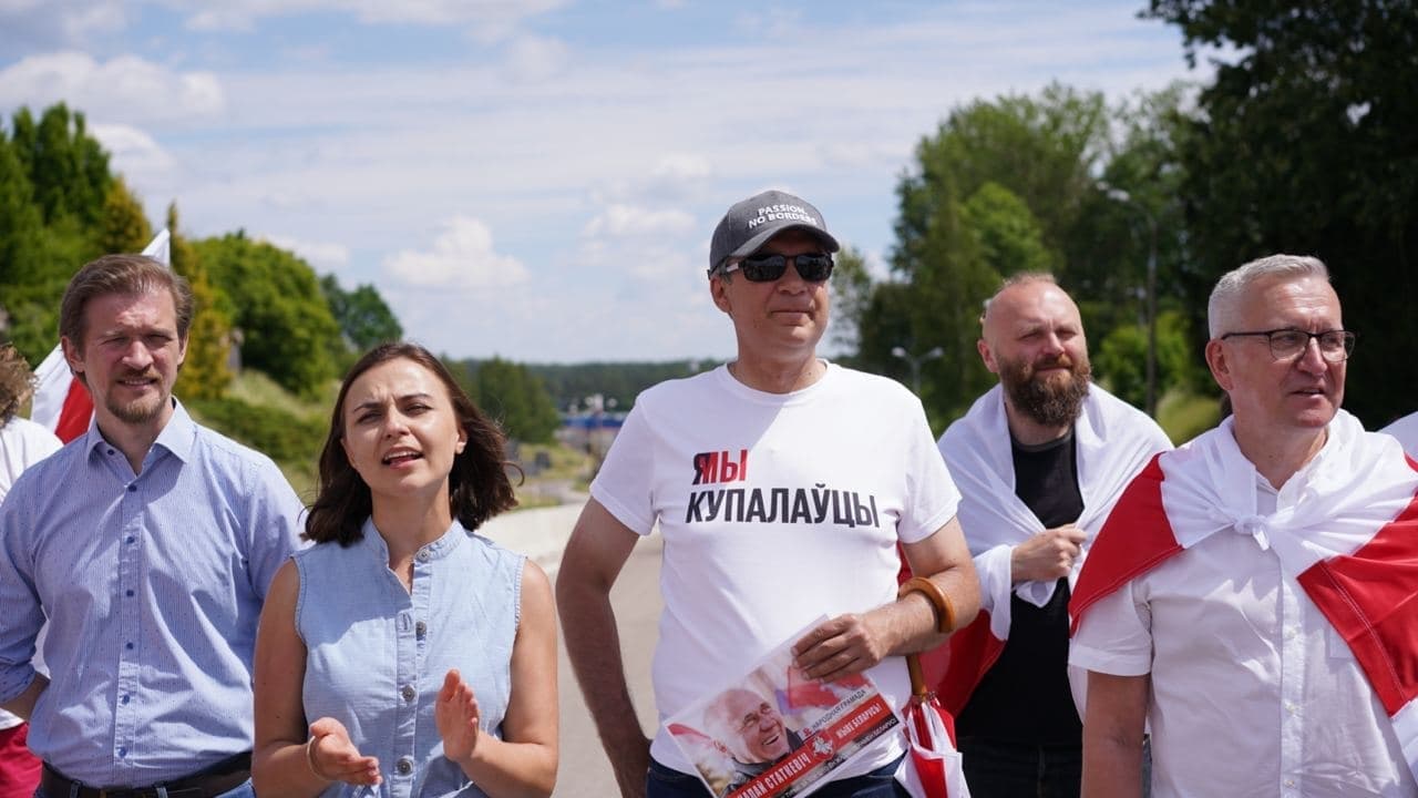 В Бобровниках на границе с Беларусью проходит большая акция под БЧБ-флагами