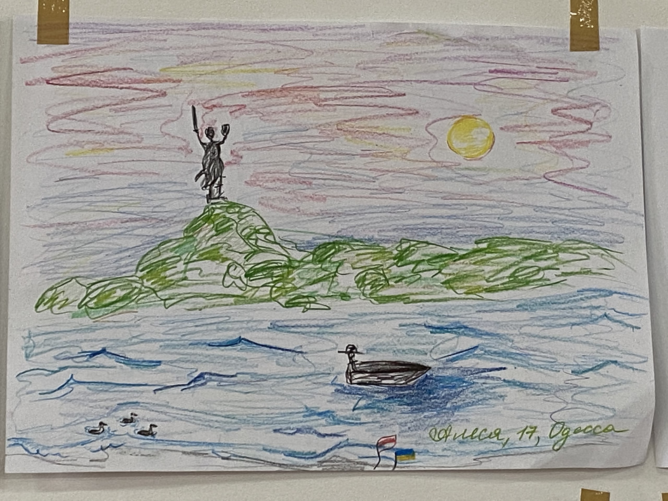 “Горящая школа, солдаты, самолёт”: что рисуют украинские дети, бежавшие от войны