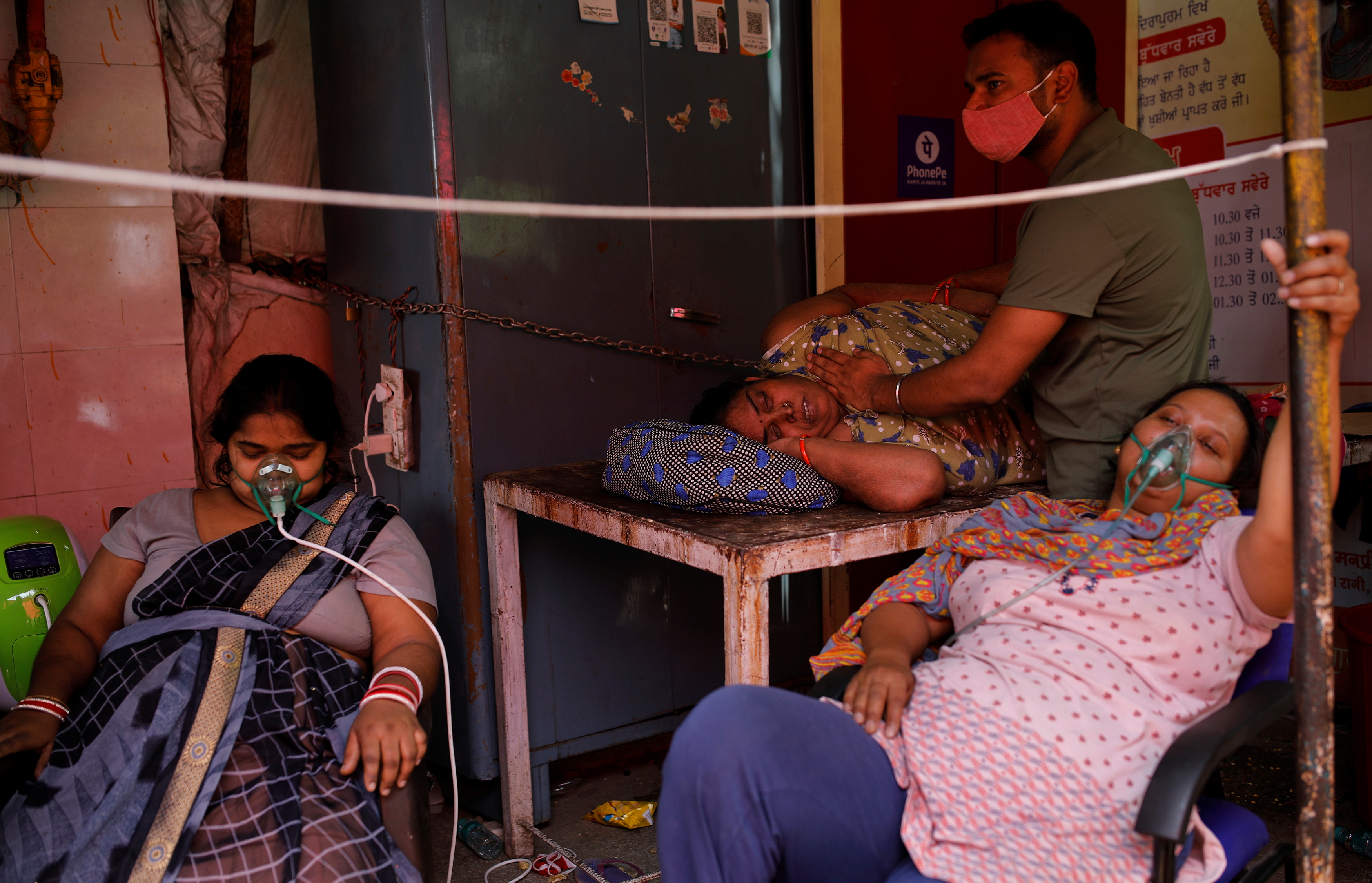 Не хватает мест для кремаций: для Индии новая волна COVID-19 стала катастрофой