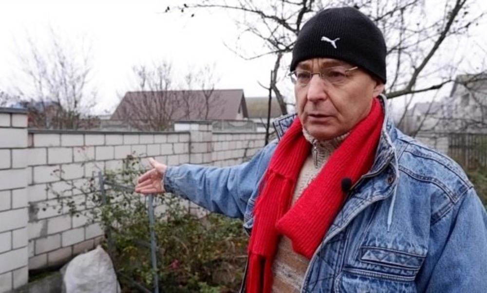 Пенсионера МВД оштрафовали за красную полосу на заборе