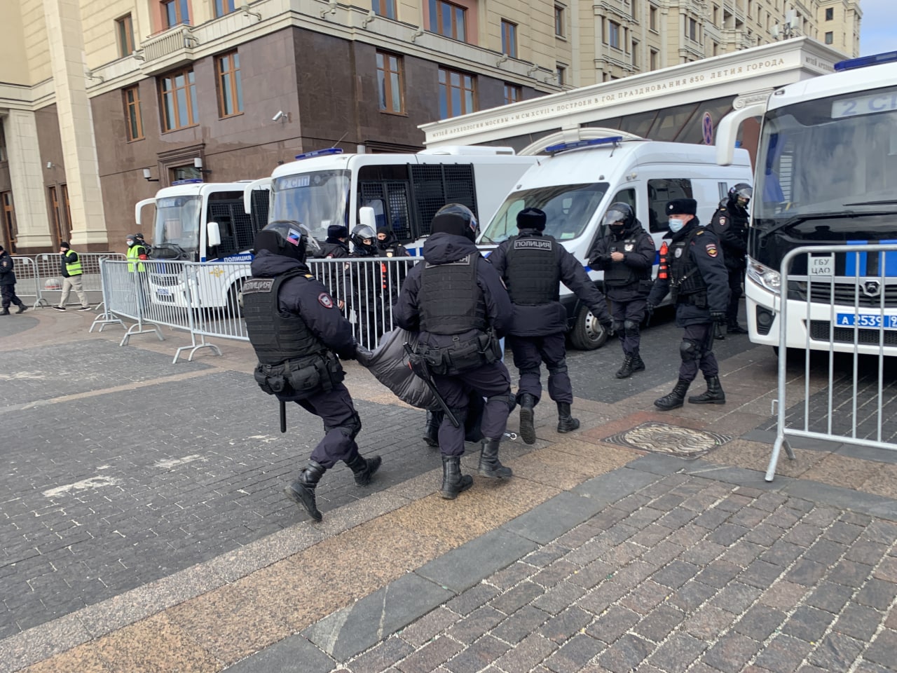 По всей России проходят акции против Путина, полиция задерживает людей