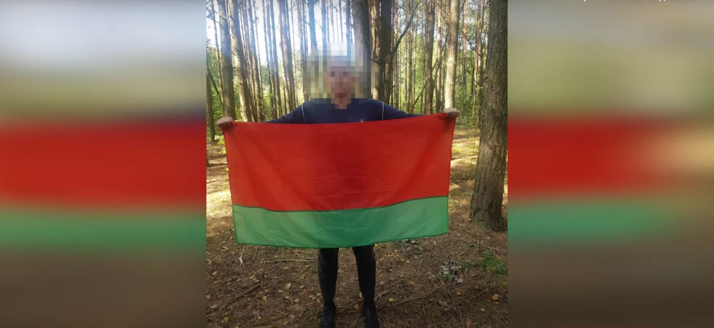 “Вайна сцягоў”: міліцыя ловіць беларусаў за “глумленне над дзяржсімваламі”