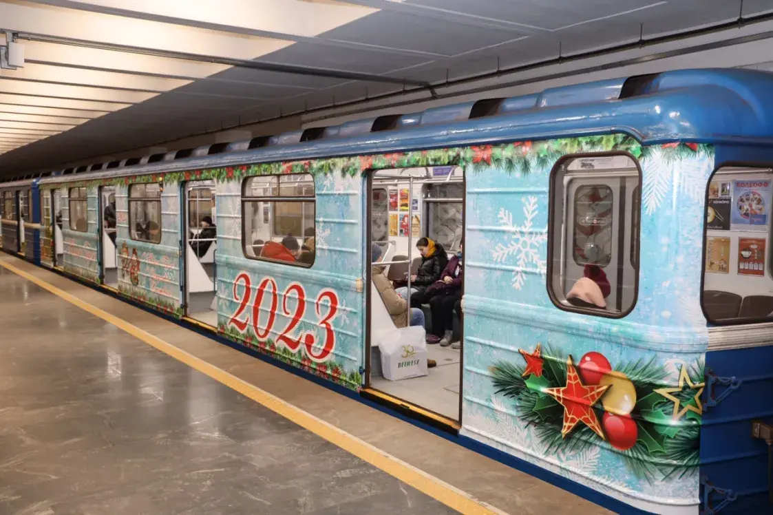 У мінскім метро цягнікі ўжо падрыхтавалі да святаў