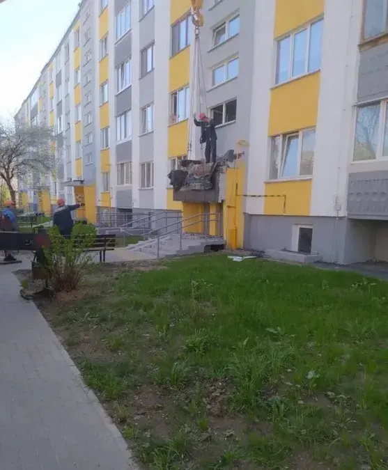 У мінскім шматпавярховіку абрынуўся бетонны казырок пад'езда