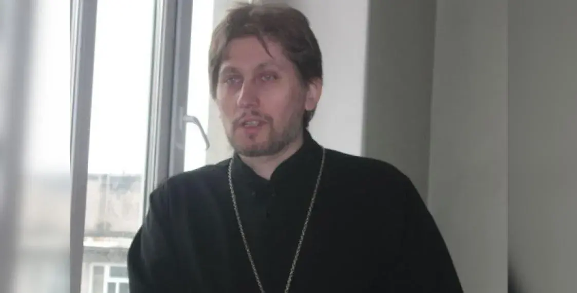От батюшки на сутках до отжатого костёла: за что в Беларуси прессуют священников