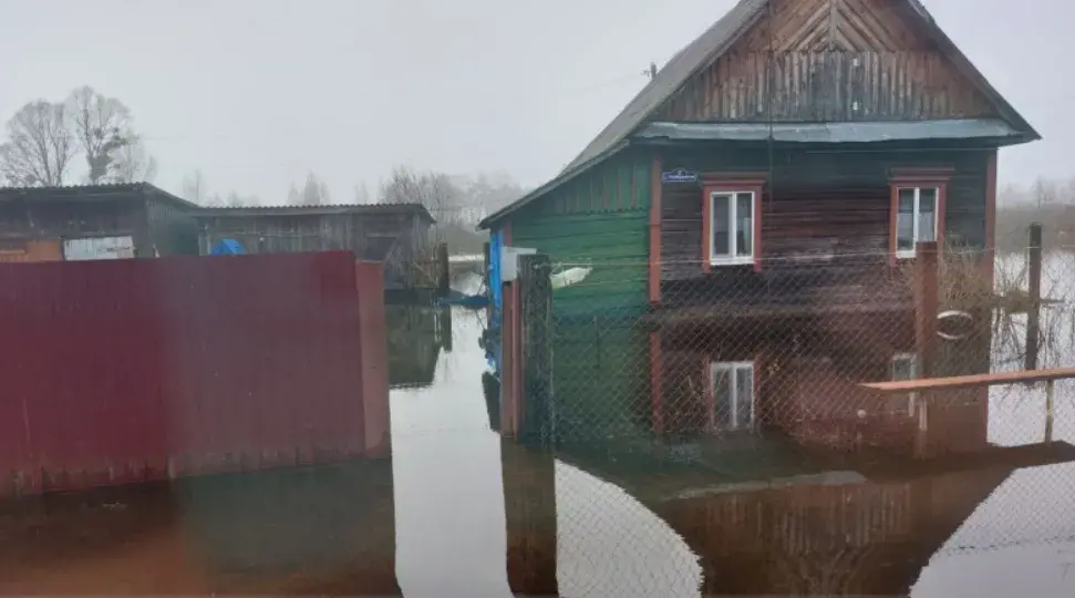 Паводка ў Лунінецкім раёне, затопленая дарога