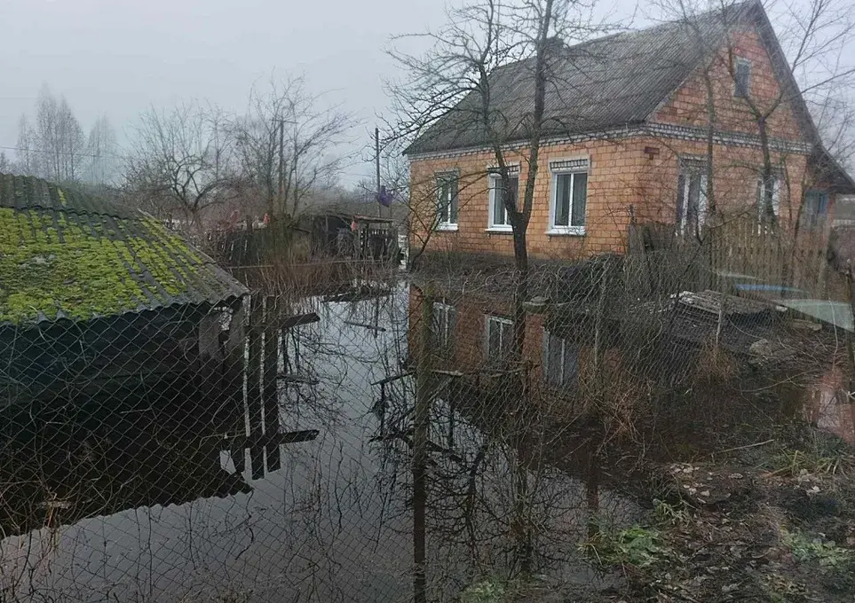 Паводка ў Лунінецкім раёне, затопленая дарога