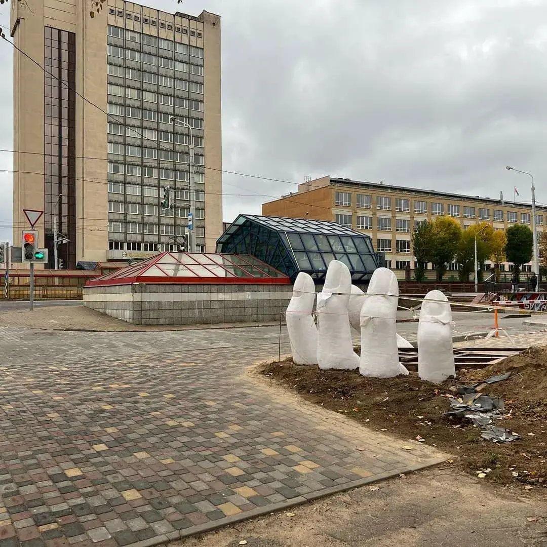 Новы арт-аб'ект у Мінску: пальцы, якія тырчаць з зямлі