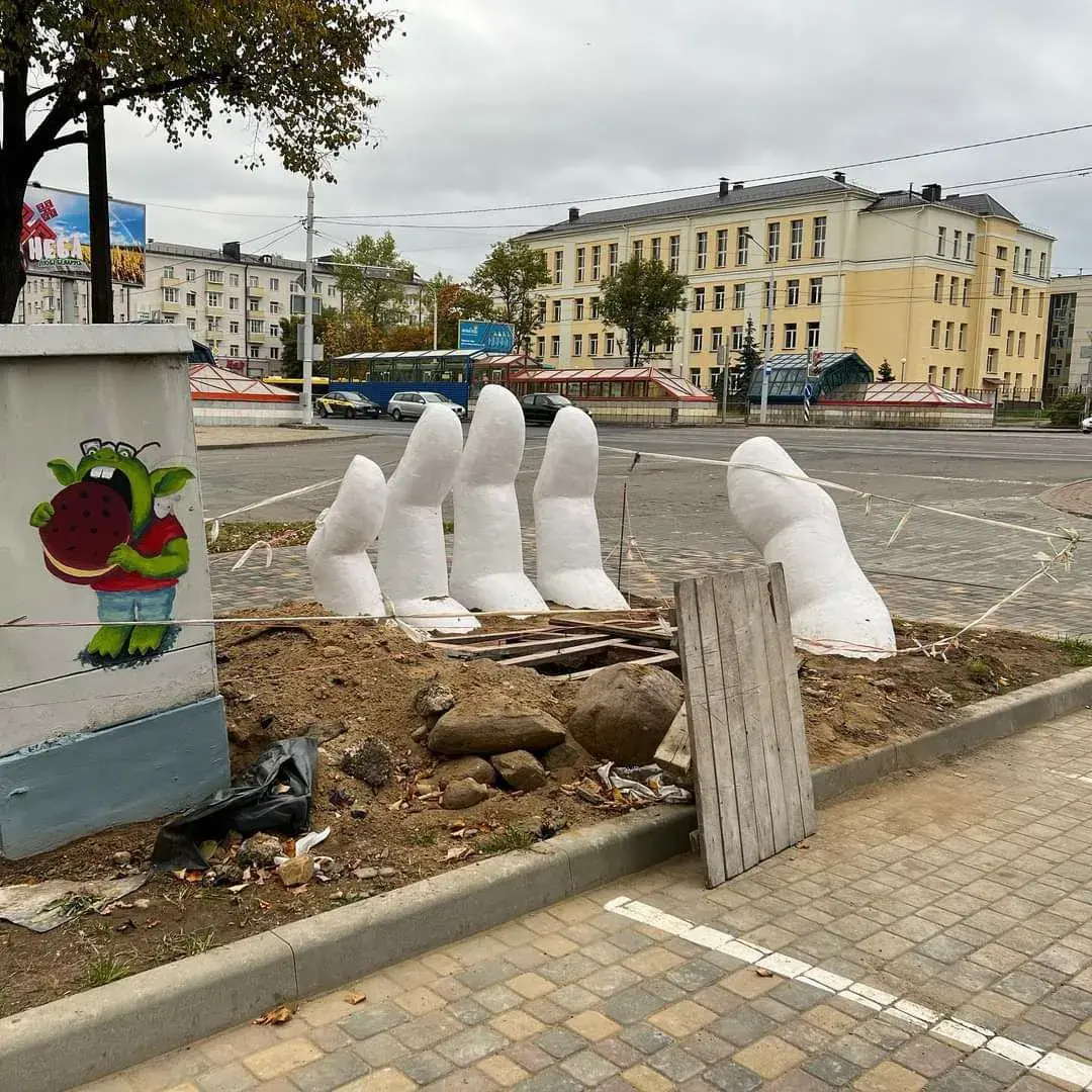 Новы арт-аб'ект у Мінску: пальцы, якія тырчаць з зямлі