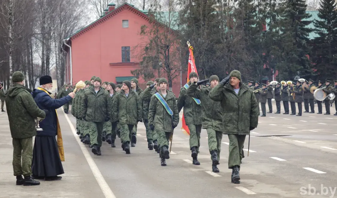 Віцебскія дэсантнікі атрымалі тэхніку для эвакуацыі пашкоджаных машын з поля бою