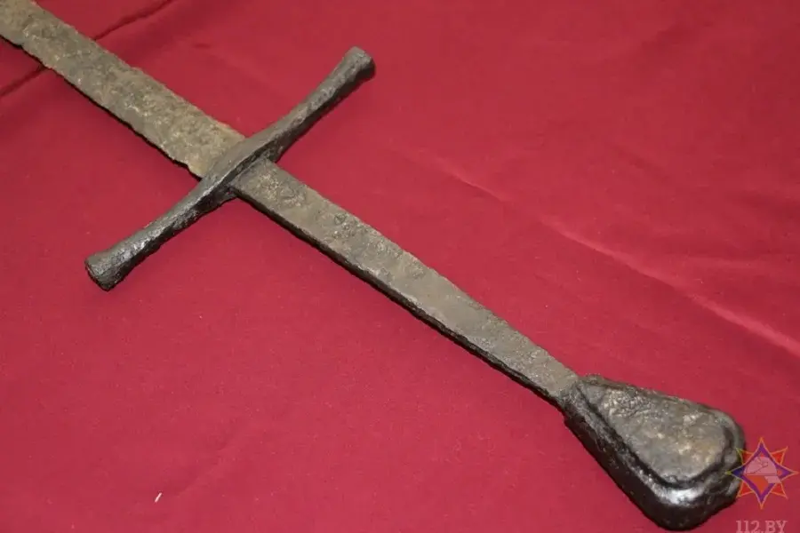У Полацку паказалі старажытны меч, знойдзены ратавальнікам у Заходняй Дзвіне