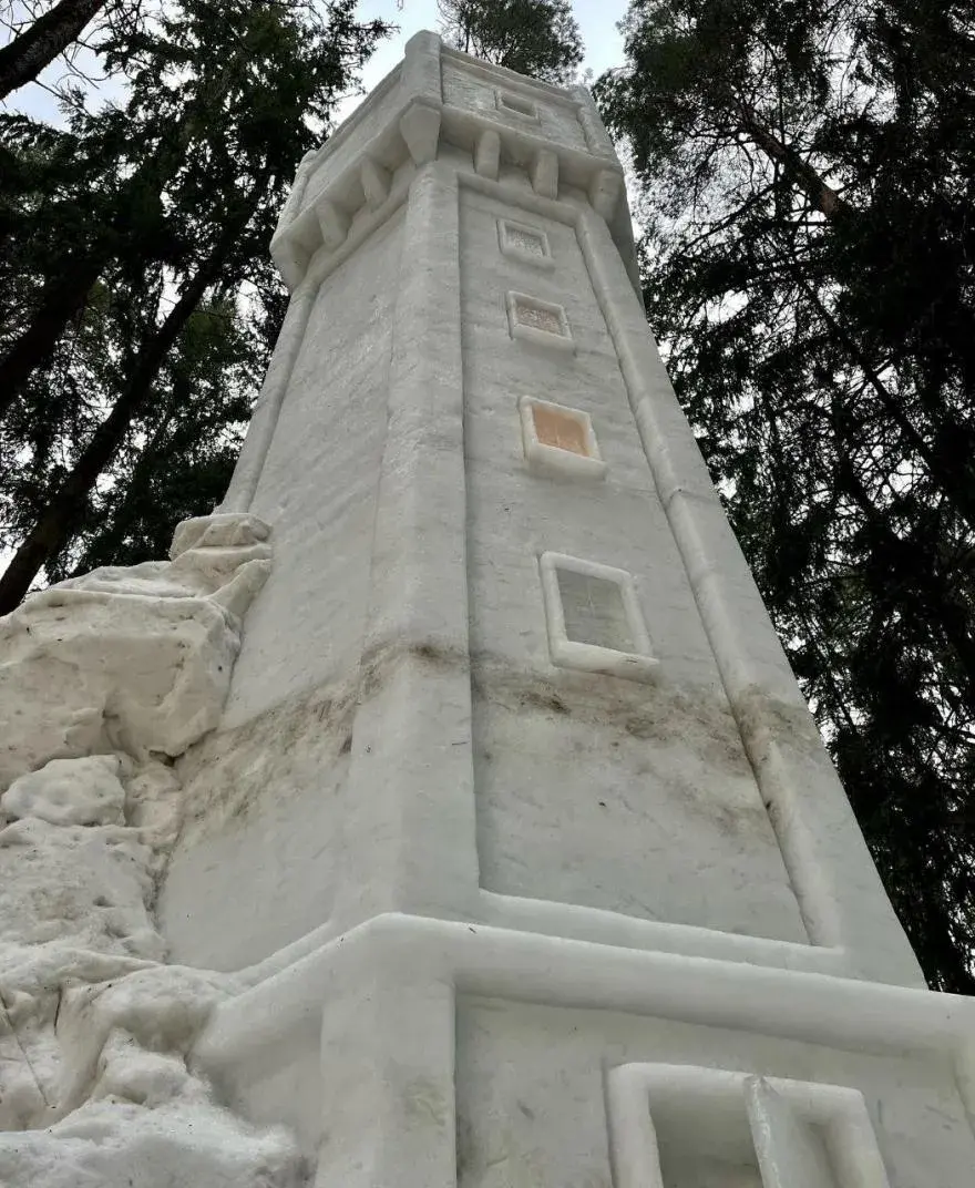 Маладзечанец вылепіў са снегу дзевяціметровы маяк