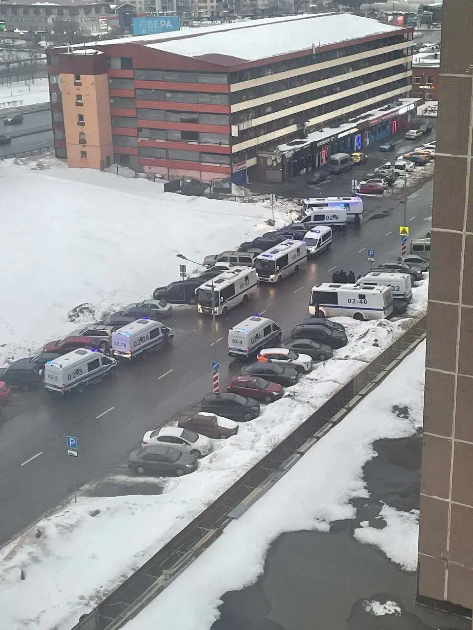 Автозаки и ограждения — в Москве готовятся проститься с Навальным
