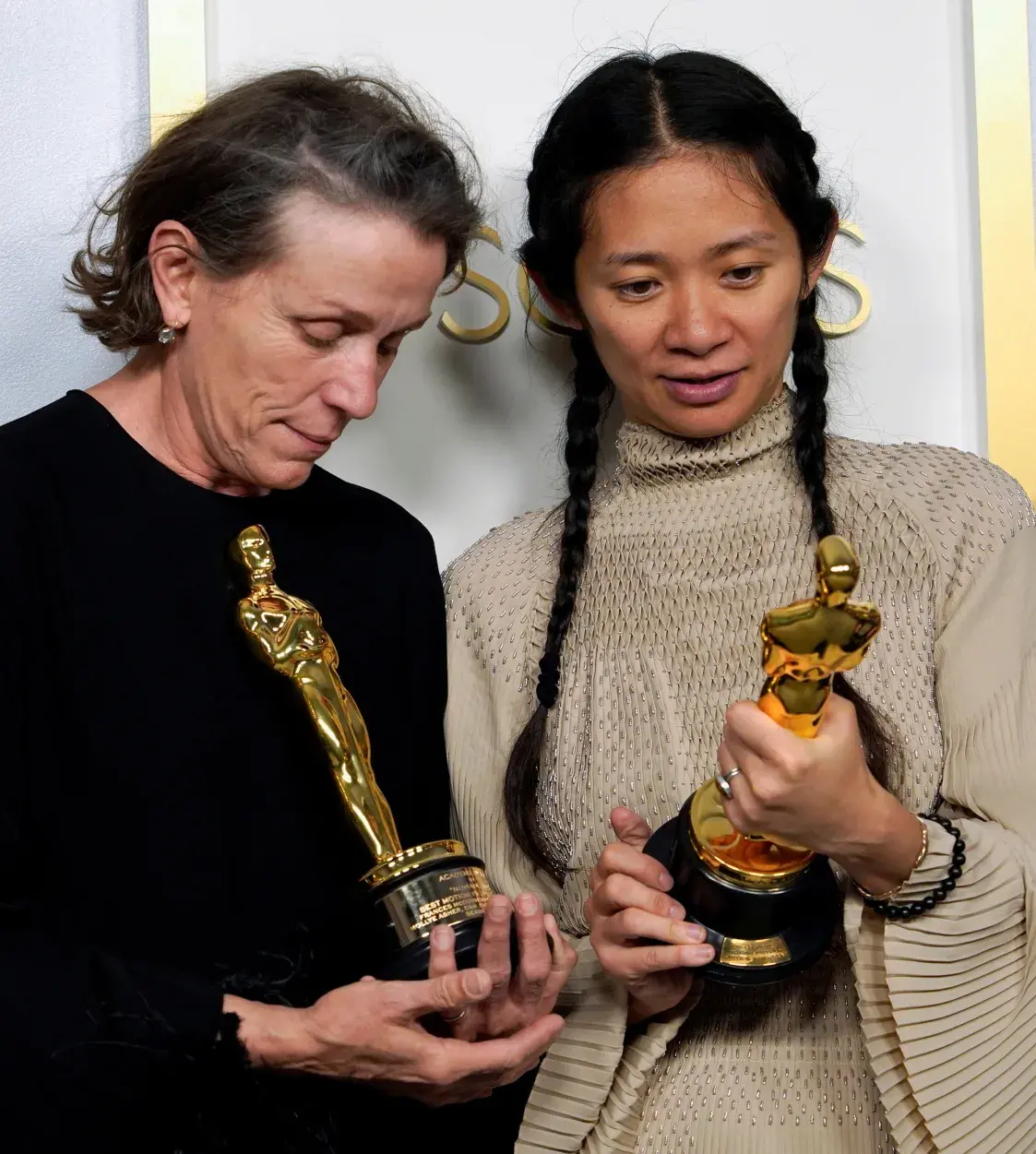 В Лос-Анджелесе раздали "Оскаров" — лучшим фильмом признали "Землю кочевников" 