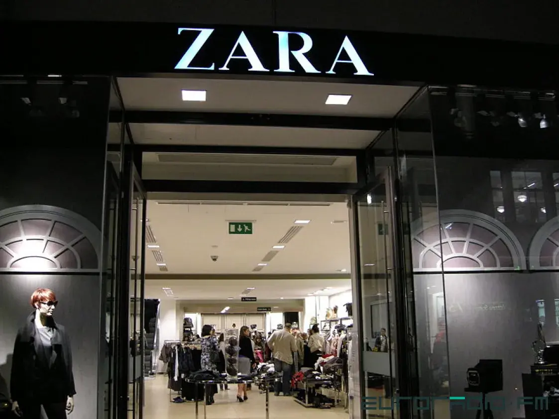 Русские туристы снова в Минске. Но некоторые пошли не в Zara, а за вышиванками!