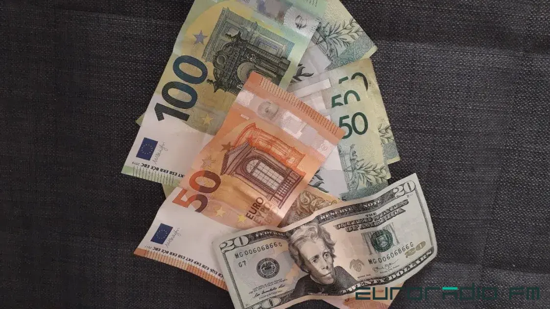 Доллар почти сравнялся с евро: красиво, но для Беларуси невыгодно