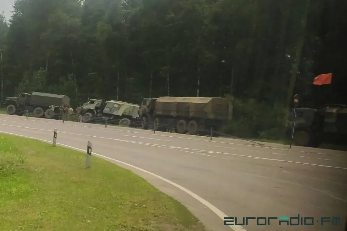 Военный грузовик вылетел в кювет на трассе Минск — Бобруйск