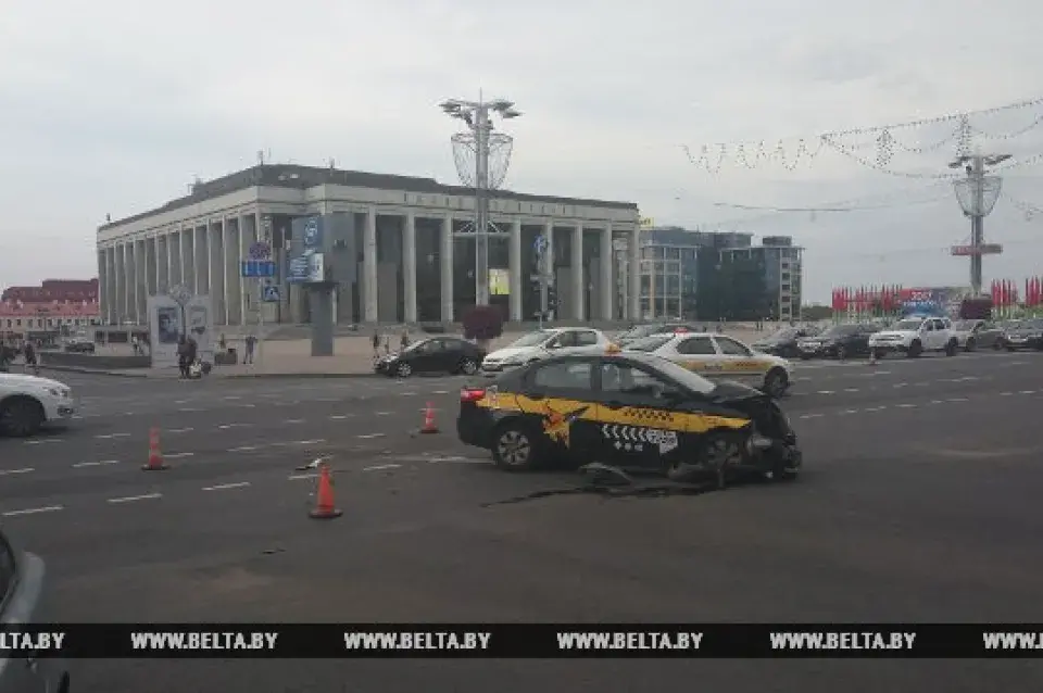 Каля Адміністрацыі Лукашэнкі адбылася аўтааварыя з удзелам таксі