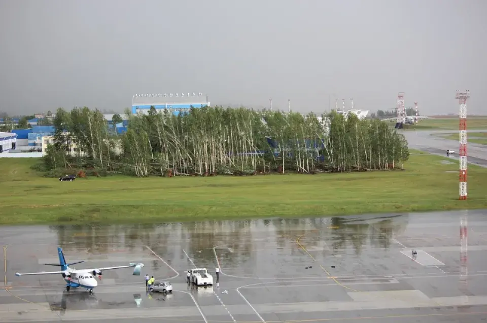 Падчас урагану ў Нацыянальным аэрапорце Мінск былі пашкоджаны 8 самалётаў (фота)