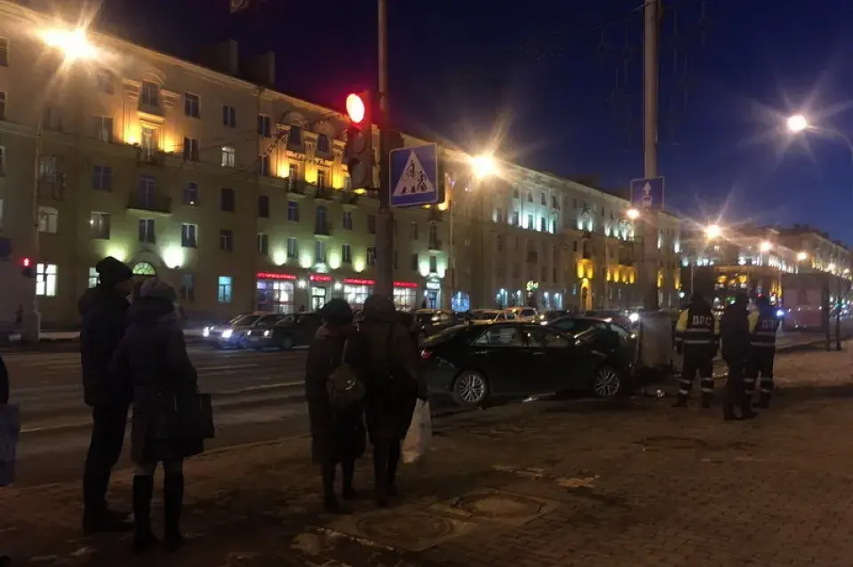 Аварыя ў цэнтры Мінска, аўтамабіль Toyota адкінула на слуп 