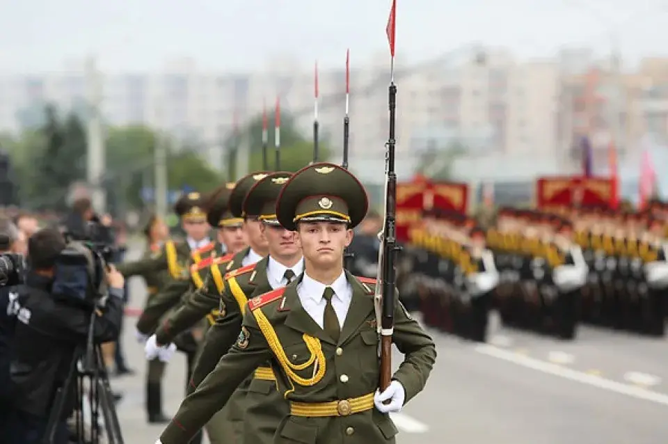 Парад на Дзень незалежнасці: танкі, трактары ў брылях, сасіскі і дываны