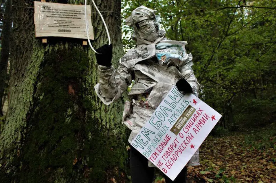 В Могилеве красиво протестовали против вырубки деревьев (фото)