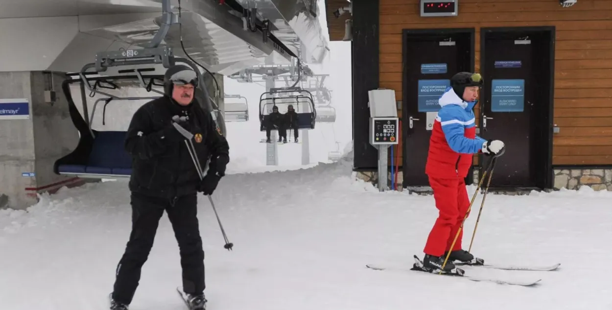 Лукашенко и Путин катаются на лыжах в Сочи / РИА Новости
