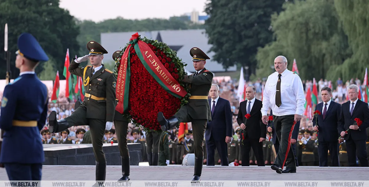 Александр Лукашенко возлагает венок в мемориальном комплексе / БЕЛТА​