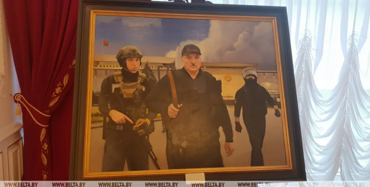 Мікалай і Аляксандр Лукашэнкі на карціне, выстаўленай у Палацы Незалежнасці / БЕЛТА​