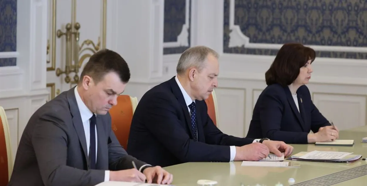 Министр юстиции (крайний слева) во время совещания записывает слова Александра Лукашенко / БЕЛТА​