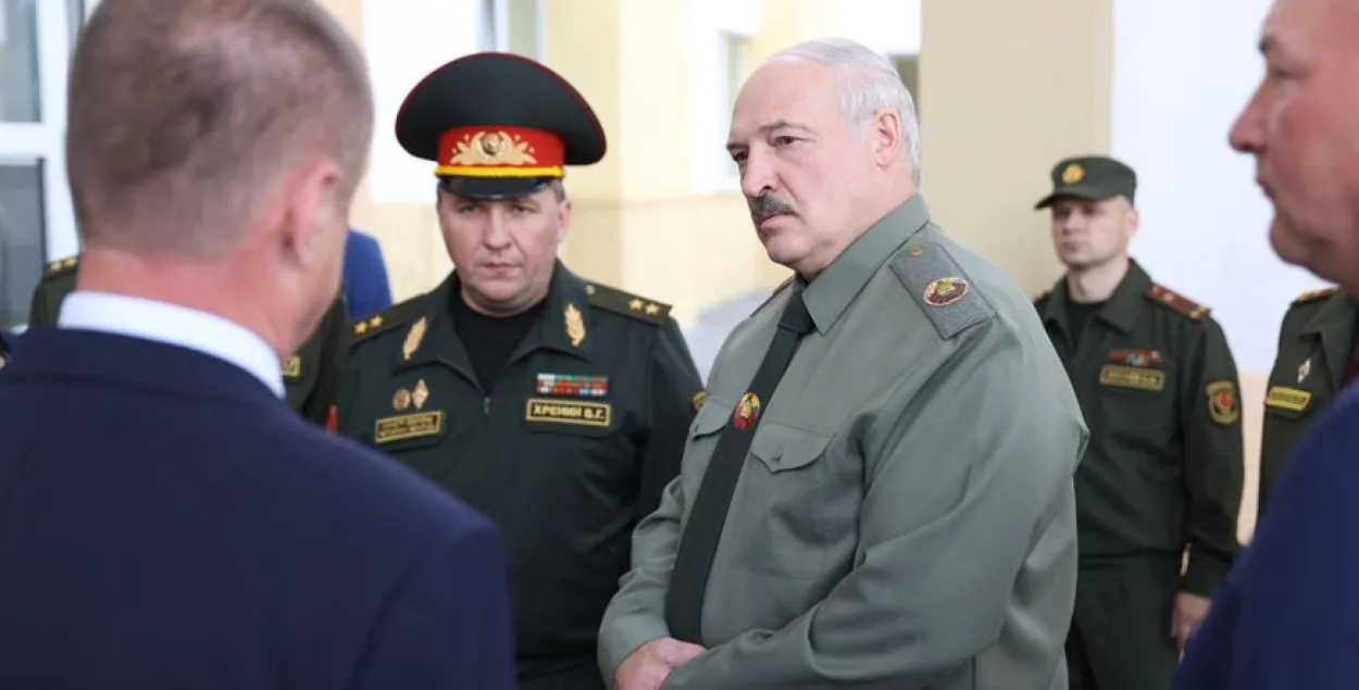 Министр обороны Виктор Хренин и Александр Лукашенко / БЕЛТА