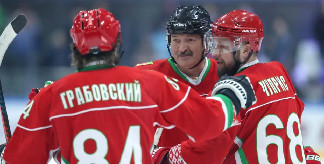 Александр Лукашенко во время хоккейного матча / БЕЛТА