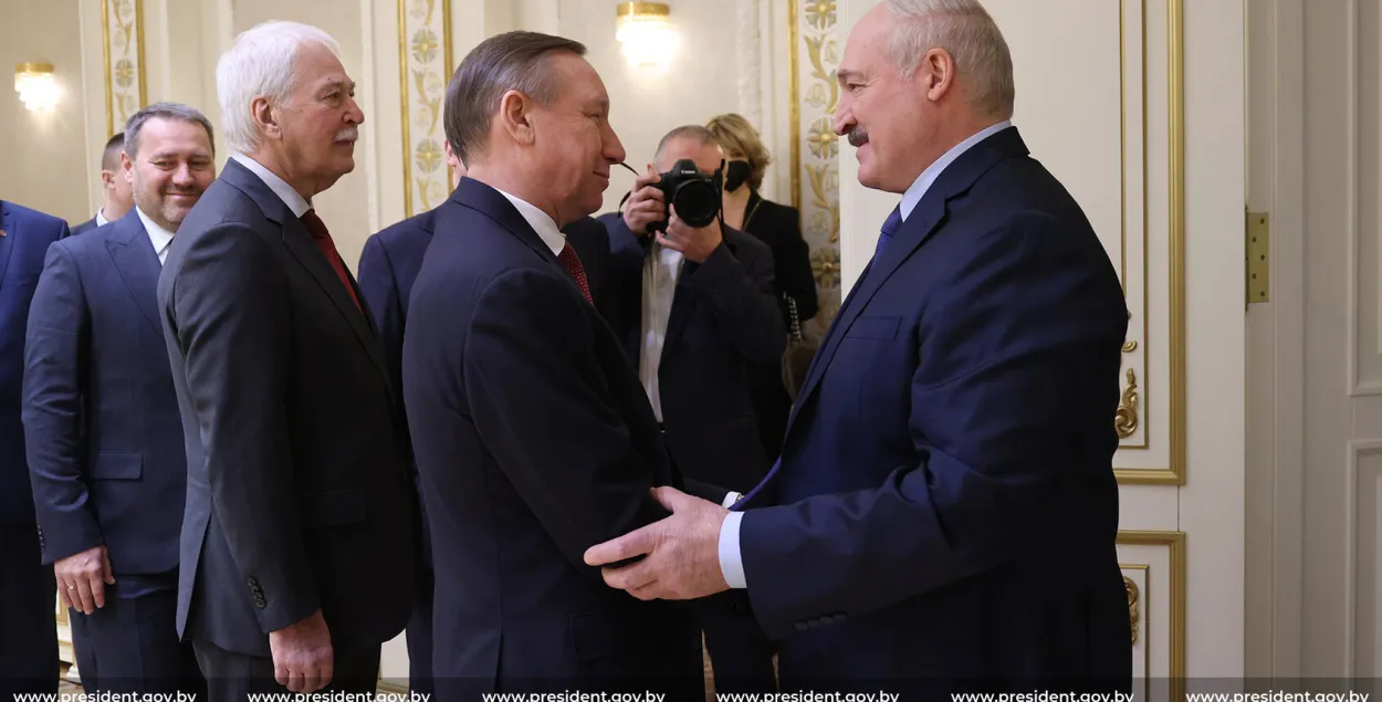Российский посол Борис Грызлов (второй слева) и Александр Лукашенко. Минск, 1 февраля 2022-го​ / president.gov.by
