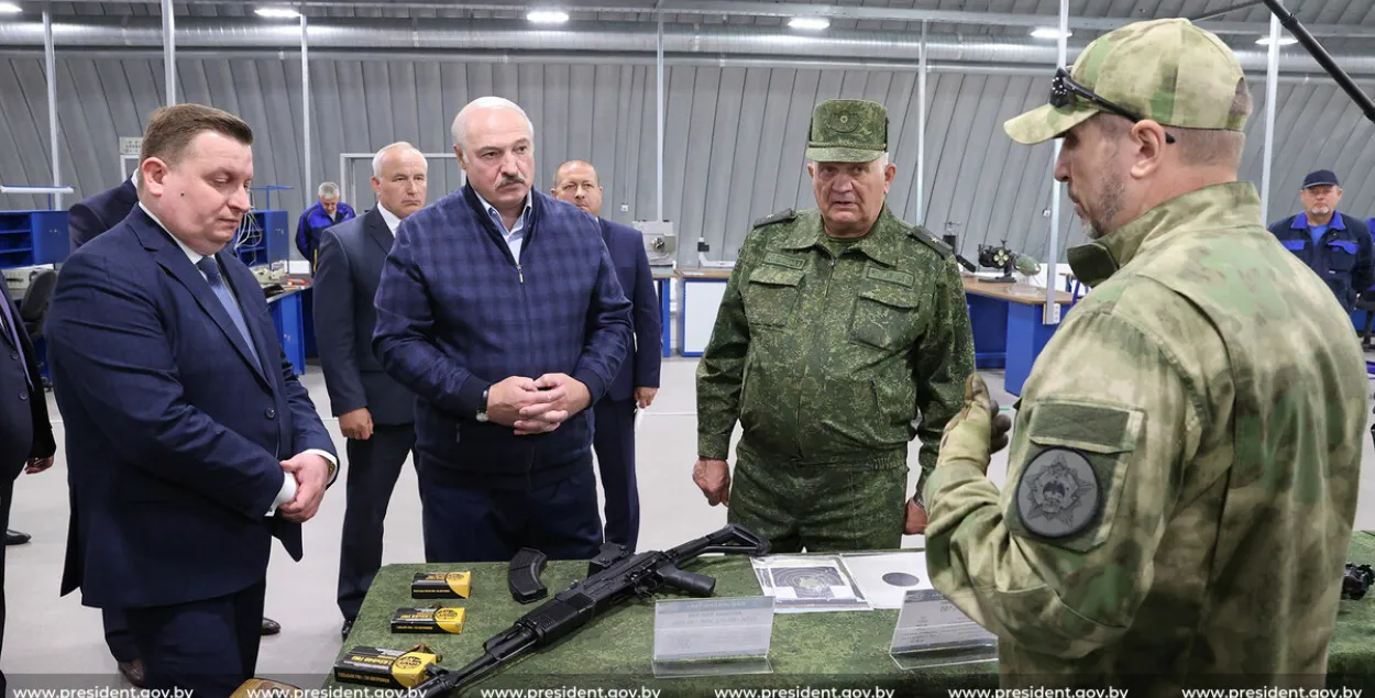Александру Лукашенко показывали стрелковое оружие и боеприпасы / president.gov.by​